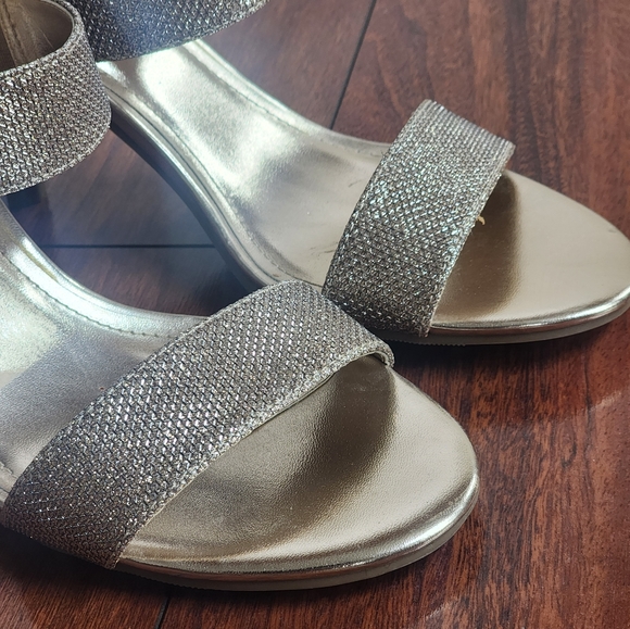 NWOT Unlisted gold heels - Picture 8 of 15